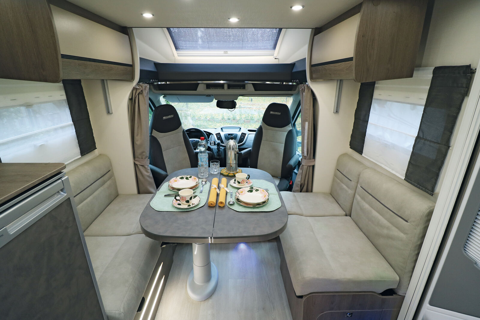 Mit der Lounge-Sitzgruppe und den Cockpitsesseln entsteht ein grosszügiger Wohnbereich.