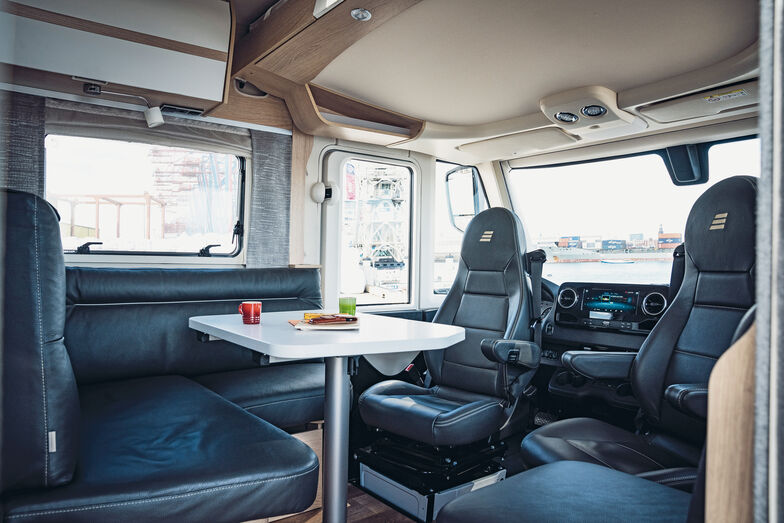 Sitzgruppe im Masterline mit optionalem Hubbett im Fahrerhaus.